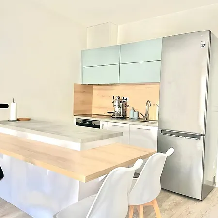 Apartment A Modern & Newly Designed *